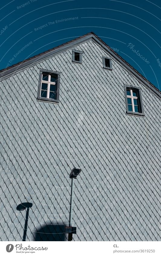 haus Haus Fassade Fenster Himmel Blauer Himmel Architektur Straßenlaterne Wand Schiefer schieferfassade Giebel Dach Fensterkreuz Kreuz Menschenleer