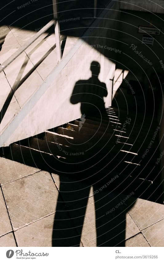 der schatten des fotografen Schatten Schattenspiel Person Mann Treppe Architektur Strukturen & Formen Mensch abwärts Boden