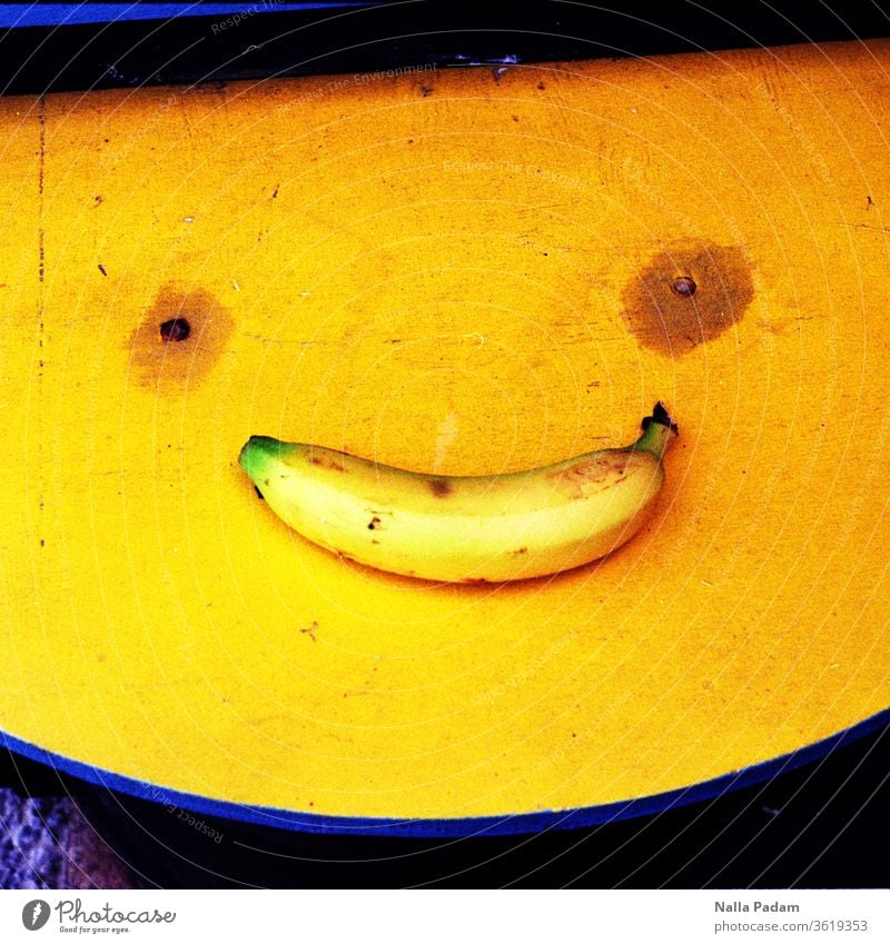 Smile - Lost Banana in Folkestone Banane Gelb Blau Smiley Gesicht Farbfoto analog Analogfoto krumm Frucht Ernährung Lebensmittel lecker süß fröhlich lachen