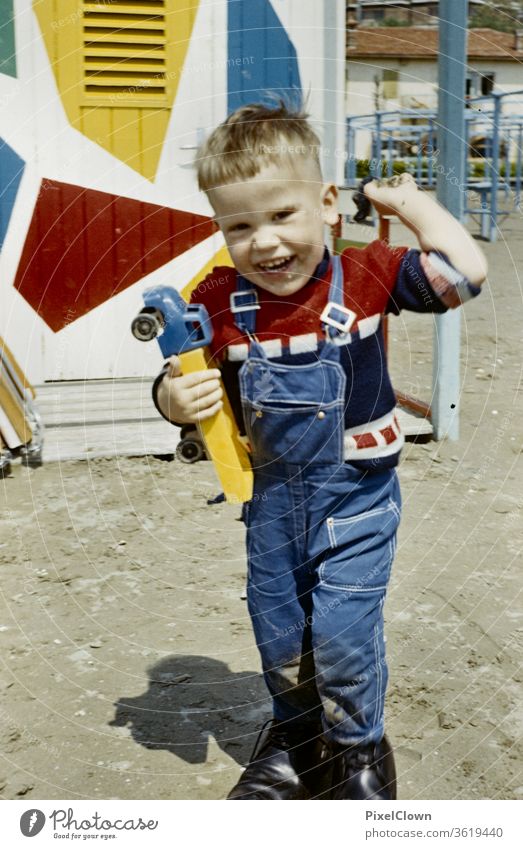 Ein kleiner Junge spielt am Strand in den Sommerferien Kind Porträt lachen Spielen Fröhlichkeit Urlaub Kindheit
