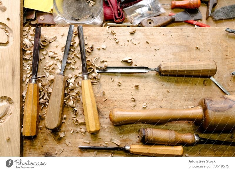 Holzbearbeitungswerkzeuge auf Holztisch Beitel Holzarbeiten Werkzeug schnitzen Schreinerei Werkstatt Hobelbank Instrument Rasur Handwerk unordentlich