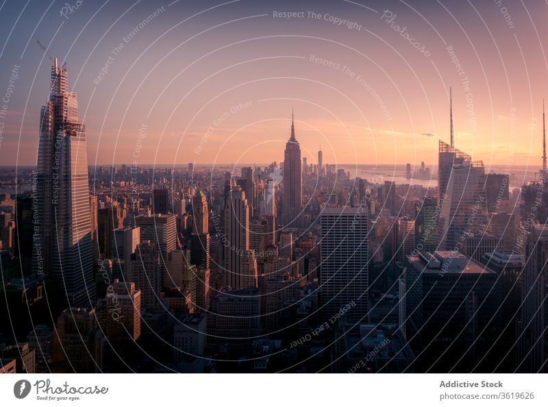 Abendliches Stadtbild einer modernen Megalopolis Turm Wolkenkratzer Architektur Manhattan New York State Sonnenuntergang Großstadt Gebäude berühmt Revier Himmel