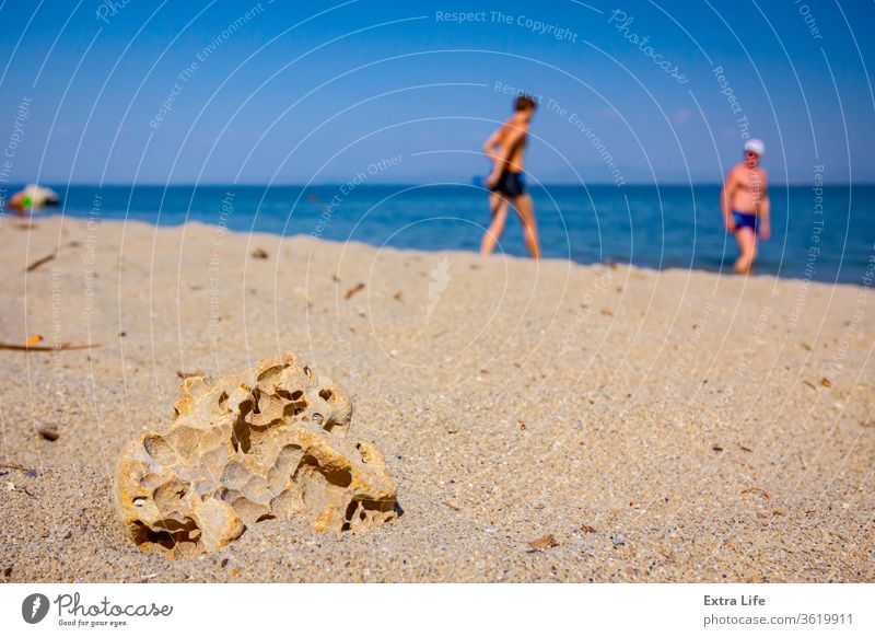 Ein hohler Stein an einem Sandstrand abstrakt gealtert Hintergrund Strand blau Küste Küstenlinie farbenfroh geknackt golden Kies Boden Golfloch Feiertag