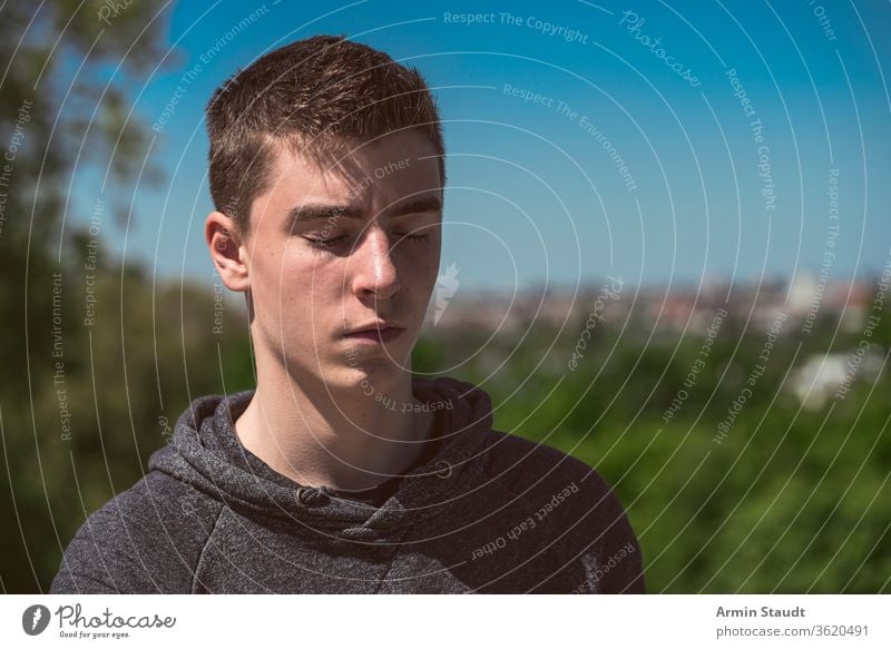 Outdoor-Porträt eines jungen Mannes mit geschlossenen Augen zugeklappt sich[Akk] entspannen schlafen träumen Emotion Ausdruck stumm schön Teenager männlich