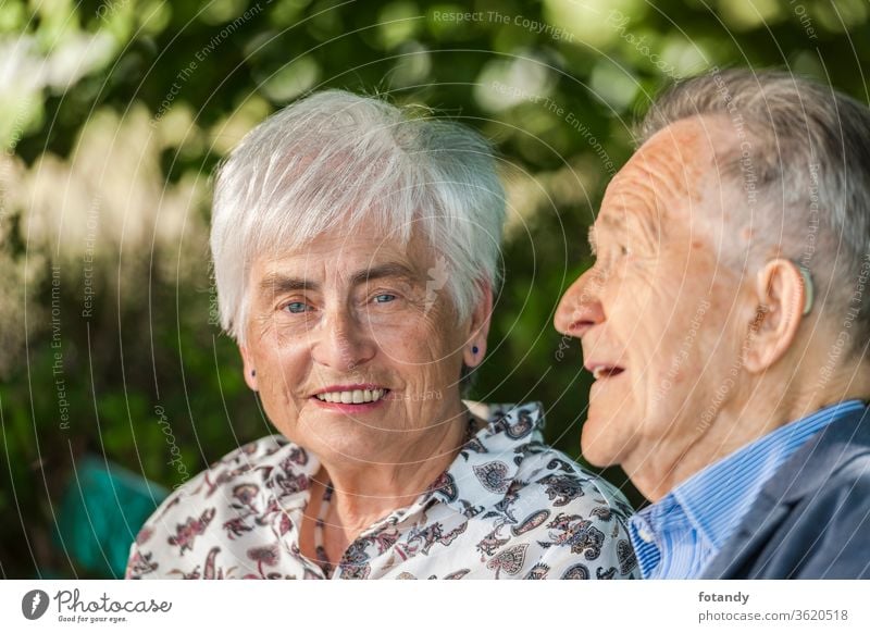 Kopfporträt eines Ehepaares im Ruhestand Person Glück verheiratet Partnerschaft Park Großeltern Gefühle charmant schließen 2 attraktiv Lächeln