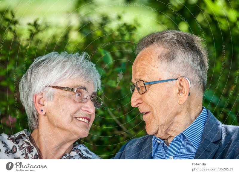 Rentner sehen einander in die Augen Person Glück verheiratet 80 70 Partnerschaft Park Lesehilfe Brille Brillenträger Großeltern Intimität charmant Nähe 2