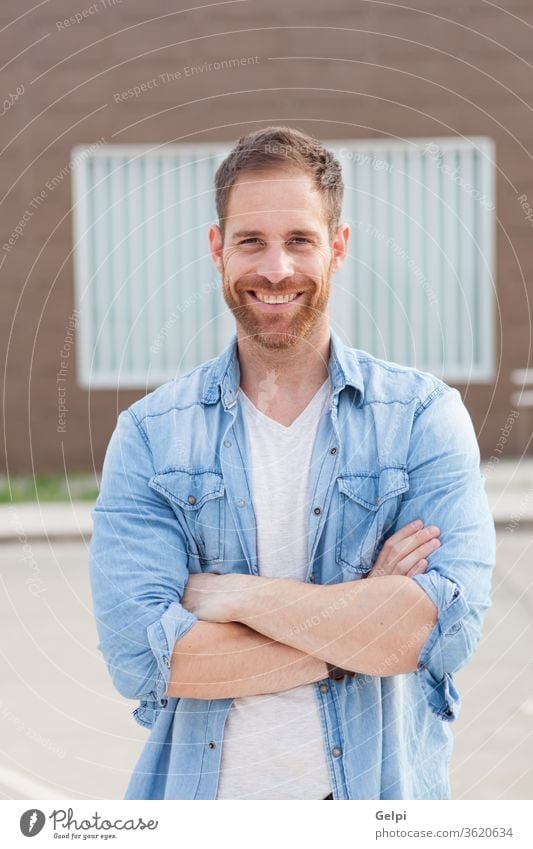 Lässiger Typ mit Jeanshemd entspannt männlich jung gutaussehend lässig Mann Model Vollbart Porträt Jeansstoff attraktiv Menschen Erwachsener Person Gebäude