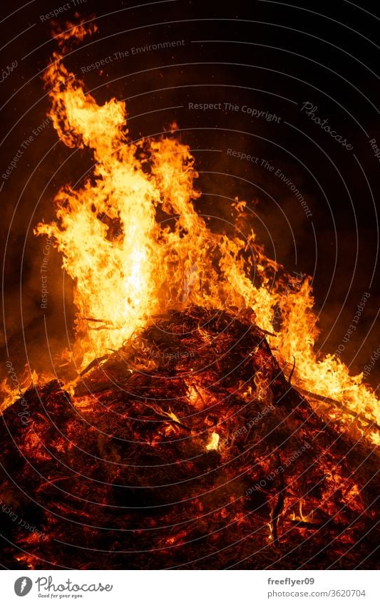 Großes Lagerfeuer brennt in der Nacht Feuer Freudenfeuer erwärmen Glut Asche Ressource Textfreiraum brennend Brandwunde Verbrennung Licht Lichtquelle San Juan