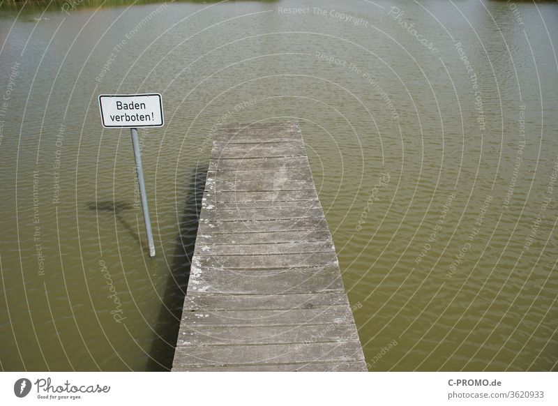 Badesee mit Steg und Schild »Baden verboten« II baden verboten See Sommer Wasser Verbotsschild