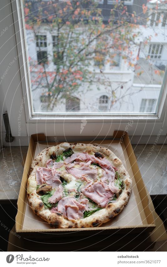 Frische Pizza im Karton zu Hause auf dem Fensterbrett herausnehmen wegnehmen Deutschland köln Köln Lebensmittel frisch geschmackvoll Kasten Herbst echtes Essen