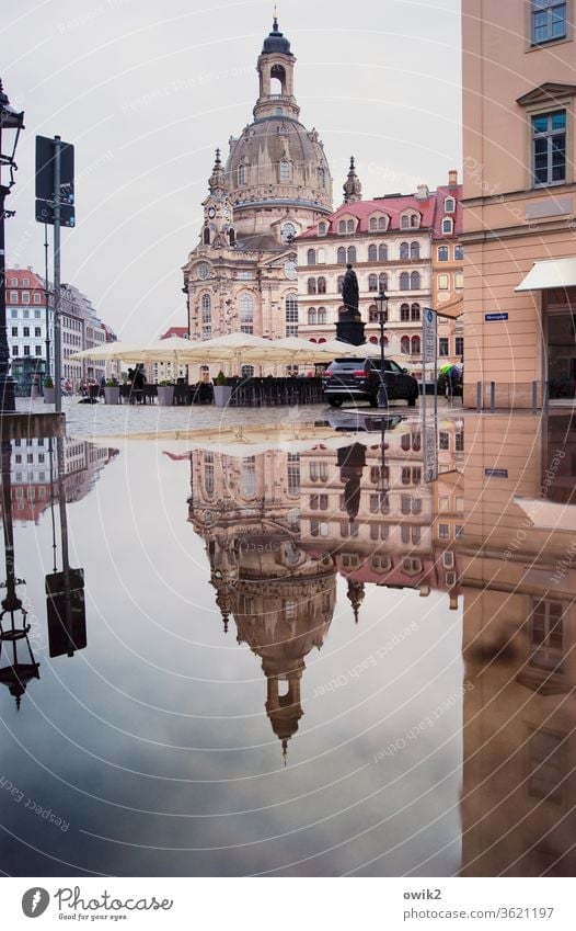 Sandsteingebirge Frauenkirche Dresden Barock berühmt historisch Wahrzeichen Sehenswürdigkeit Häuser Fenster Pfütze Reflexion & Spiegelung Wasser Altstadt