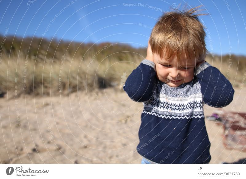 Kleiner Junge, der die Hände an die Ohren hält Ablehnung gegen Außenaufnahme Gehör Hörbehinderung Gehörschutz Hörgerät Verneinung Gehörsinn hören Mensch laut