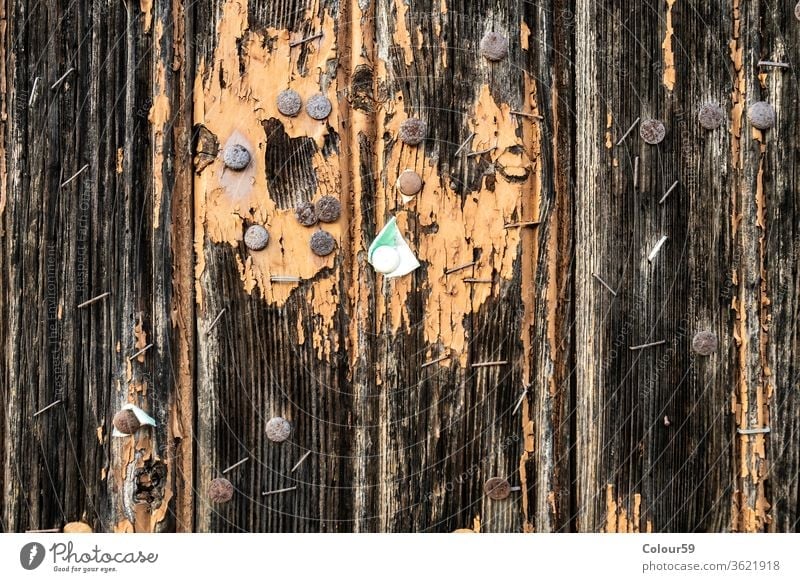 Verwitterter hölzerner Hintergrund Metall Holz alt Textur Stifte verwittert Wand Nägel texturiert Grunge gealtert retro altehrwürdig nageln Tür Stecknadel