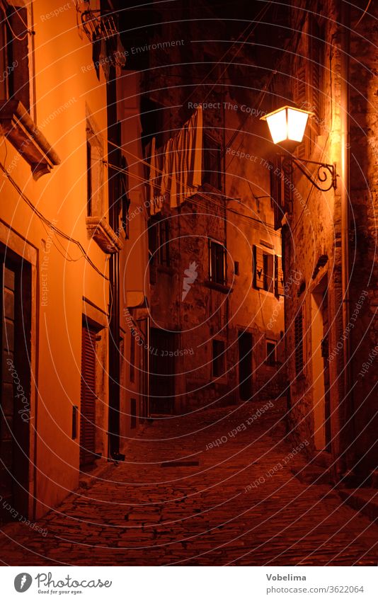 Altstadt von Rovinj, abends Häuser Istrien kroatien altstadt gasse haus gebäude architektur nacht licht lichter beleuchtung hausfassaden europa balkan