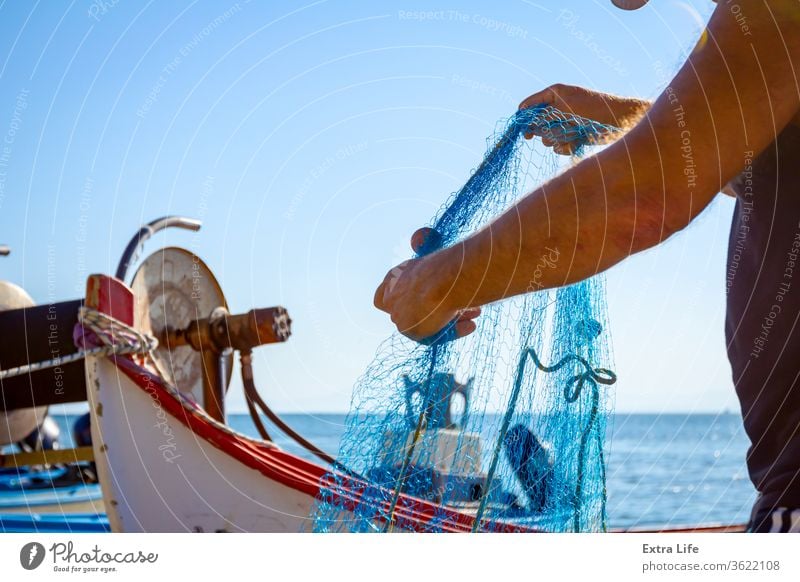 Fischer türmen Fischernetz am Sandstrand auf entlang Angeln einrichten an Land Strand Boot Haufen fangen prüfen Küste Küstenlinie Ziehen Trocken angedockt