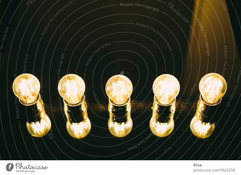 Lampe aus leuchtenden Glühbirnen an einem Spiegel showbusiness Licht ideen Beleuchtung Elektrizität Garderobe Idee