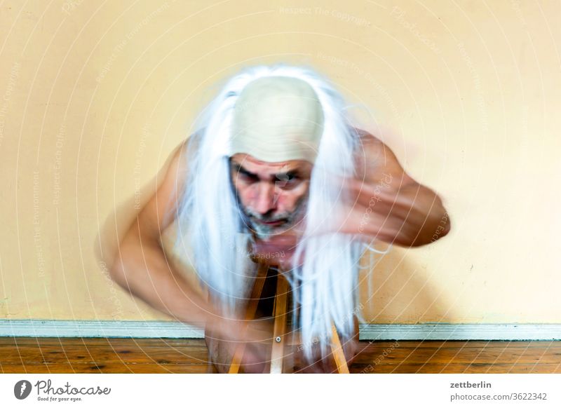 Seniorentheater anzug bewegung bewegungsunschärfe geist gespenst innenaufnahme mann maske maskerade mensch raum textfreiraum verkleidung zimmer zauberer gandalf