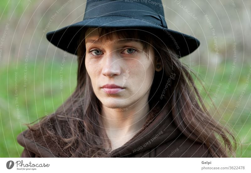 Traurige Frau mit schwarzem Hut schön traurig Person Porträt jung Lifestyle Mädchen hübsch Schönheit attraktiv Menschen fallen Kaukasier Herbst Model Dame