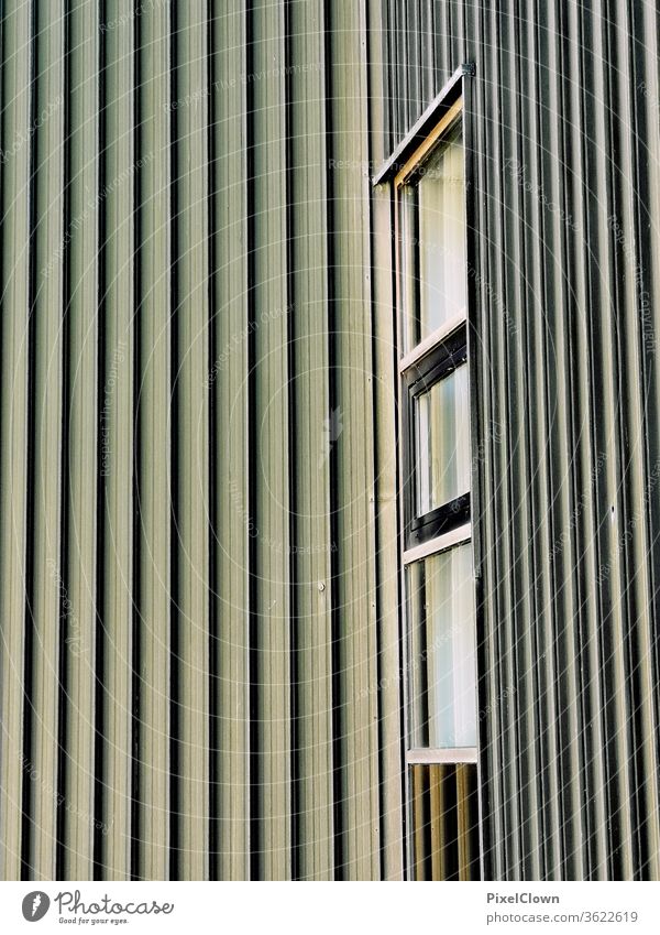 Ausblick durch ein Fenster mit Fassade Architektur Haus Gebäude Außenaufnahme Wand Stadt Häusliches Leben