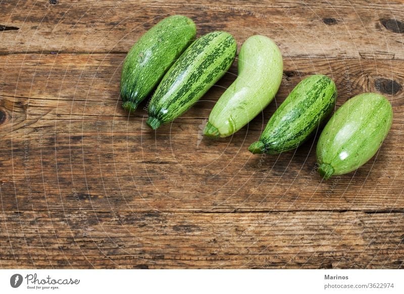 Zucchini auf einem Holztisch Hintergrund Gemüse Squash Kürbis Design frisch grün Lebensmittel Gesundheit natürlich Pflanze Paket Menschengruppe organisch