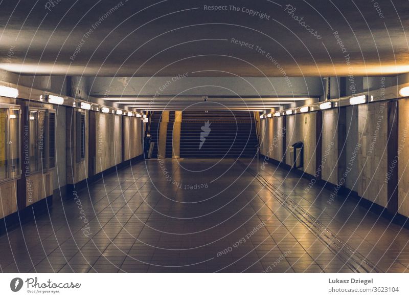 Unterirdische Passage ohne Menschen am Abend Tourismus Europäer Durchgang Großstadt Stollen Zugang Treppe lang friedlich Podest leer Innenbereich modern