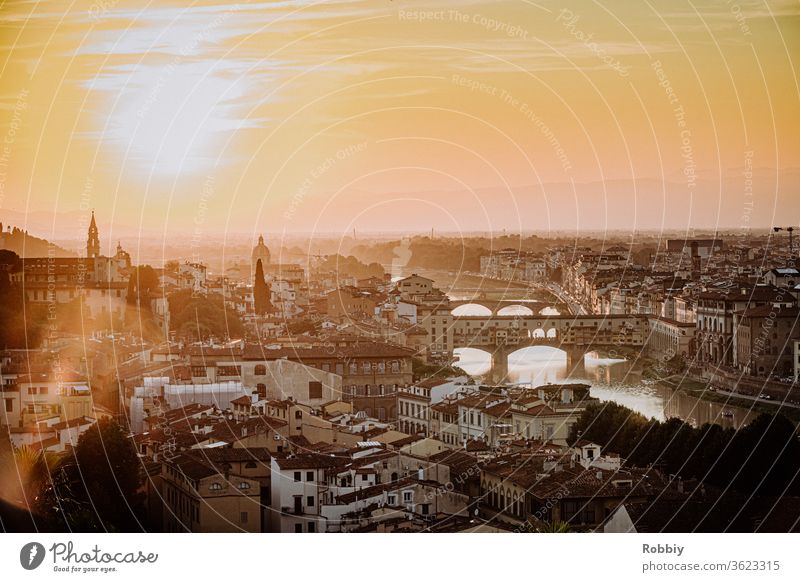 Blick vom Piazzale Michelangelo auf Skyline von Florenz und Ponte Vecchio bei Sonnenuntergang Italien Arno Toskana Architektur Stadt Urlaub Südeuropa