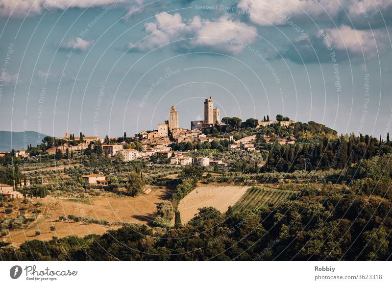 Blick auf die Stadt San Gimignano in der Toskana Italien Siena Urlaub Dorf Südeuropa Tourismus Landschaft Hügelstadt Torre Grossa