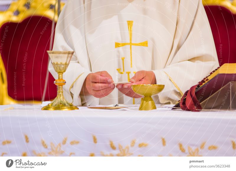 Hände von Papst Franziskus mit Hostie und Kelch mit Wein in den Kirchen der Welt Papa Altar Messbuch Buch Tasse durchkreuzen Christentum gold heilig Wirt pyx