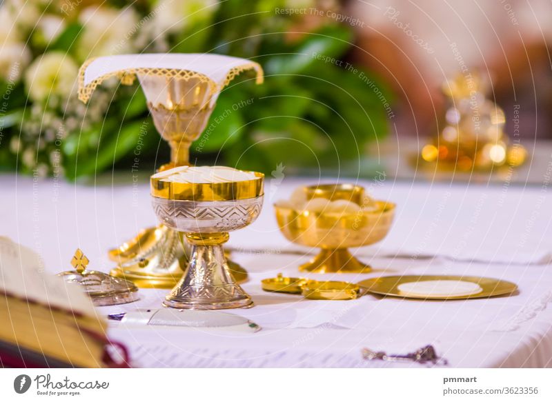 altar mit hostie und kelch mit wein in den kirchen des papstes von rom, francesco Tasse durchkreuzen Christentum gold heilig Wirt Altar Masse pyx Kelch