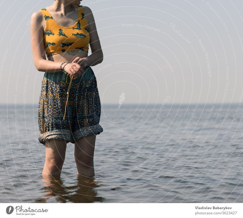 Junge Frauen mit einer Tätowierung stehen im Wasser Mädchen Tattoo MEER Seeküste