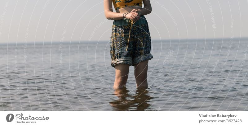 Dame steht im Wasser Frauen Mädchen Beine MEER Seeküste