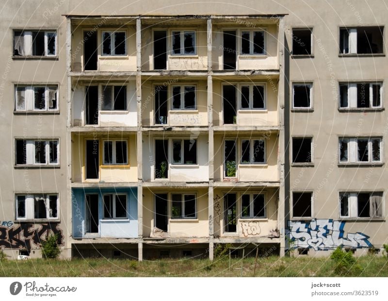 Plattenbau, weg vom Fenster DDR Unbewohnt Leerstand Haus Durchblick trist Einigkeit Symmetrie Ruine Endzeitstimmung Sonnenlicht alt eckig Wandel & Veränderung