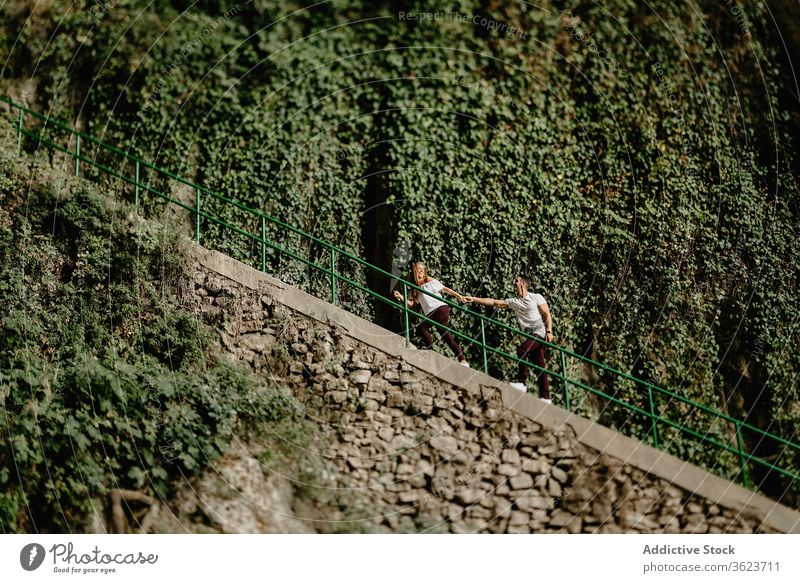 Junges Paar beim Treppensteigen in der Natur folgen Aufstieg aktiv Zusammensein Partnerschaft Liebe jung Freundin Reise Spaziergang romantisch Romantik Weg