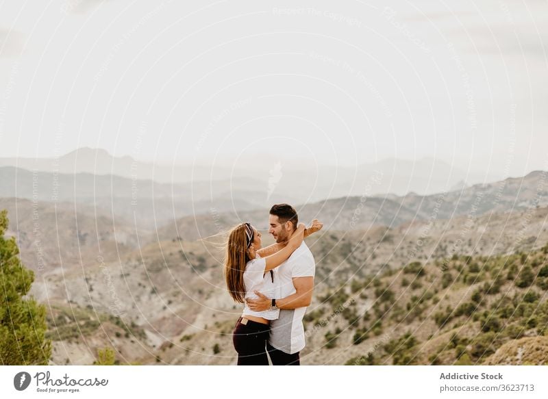 Junges verliebtes Paar genießt in den Bergen Glück romantisch Liebe Berge u. Gebirge Natur jung Reise Zusammensein Spaß haben aufgeregt Hügel Partnerschaft