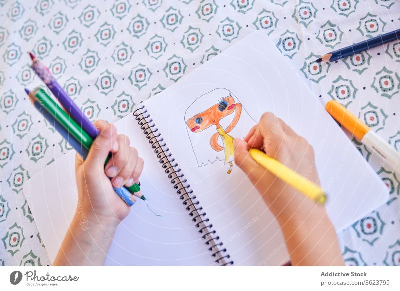 Kinderzeichnung mit bunten Buntstiften zeichnen Bleistift Hand kreativ Kindheit Hobby Aktivität Freizeit Inspiration farbenfroh Kunst Skizze Vorstellungskraft