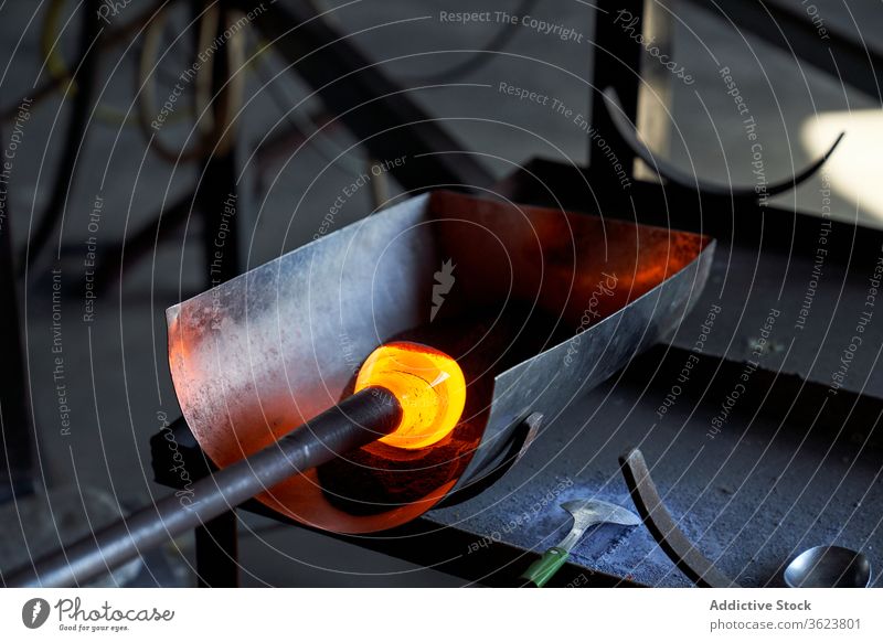 Geschmolzenes heißes Glas auf Blasrohr Schlag geschmolzen liquide Flüssigkeit Basis shisha professionell Werkstatt Handwerk Gerät Fähigkeit Industrie