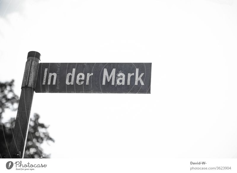 Straßennamenschild - In der Mark - Tönnies Schlachthof in Rheda-Wiedenbrück - Corona Tests Gesundheitswesen Ansteckend Kontrolle ausbreitung Nordrhein-Westfalen