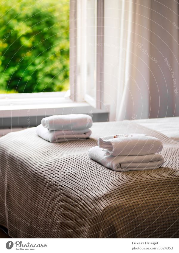 Frische und saubere weiße Handtücher auf dem Bett gemütlich trocknen Komfort Motel Erholung Pflege gewaschen Massage Willkommen bequem Stoff Reinigung Feiertag