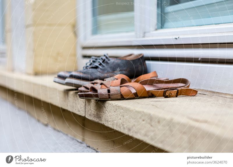 Schuhe auf Fensterbrett Sandale Halbschuh Mauer Außenaufnahme zwei Paar Leder Mode Vintage Tageslicht Textfreiraum oben Textfreiraum unten Kleidung wartend