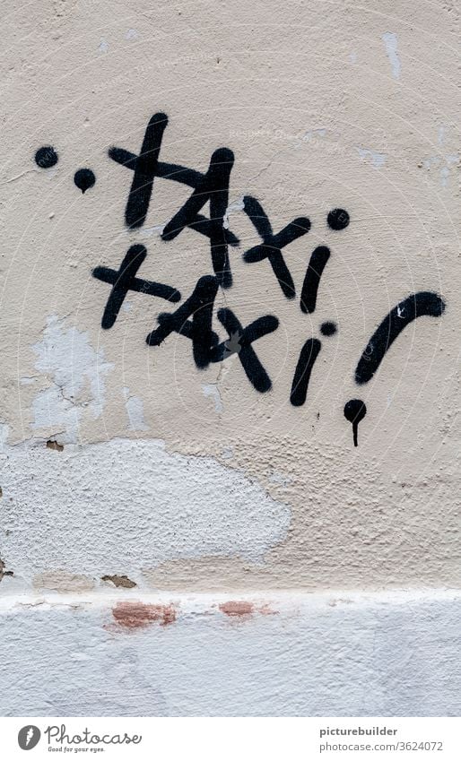 Taxi Grafitti Wand Graffiti Farbe Putz Schrift Außenaufnahme Textfreiraum unten weiß Mauer Ausrufezeichen Tageslicht schwarz Schriftzeichen Farbfoto Buchstaben
