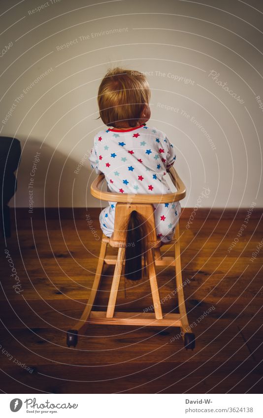 kleines Kind schaukelt auf einem Schaukelpferd spielen Kleinkind schaukeln spaß freude Wohnzimmer Kinderzimmer Schlafanzug wach Holzboden Parkettboden