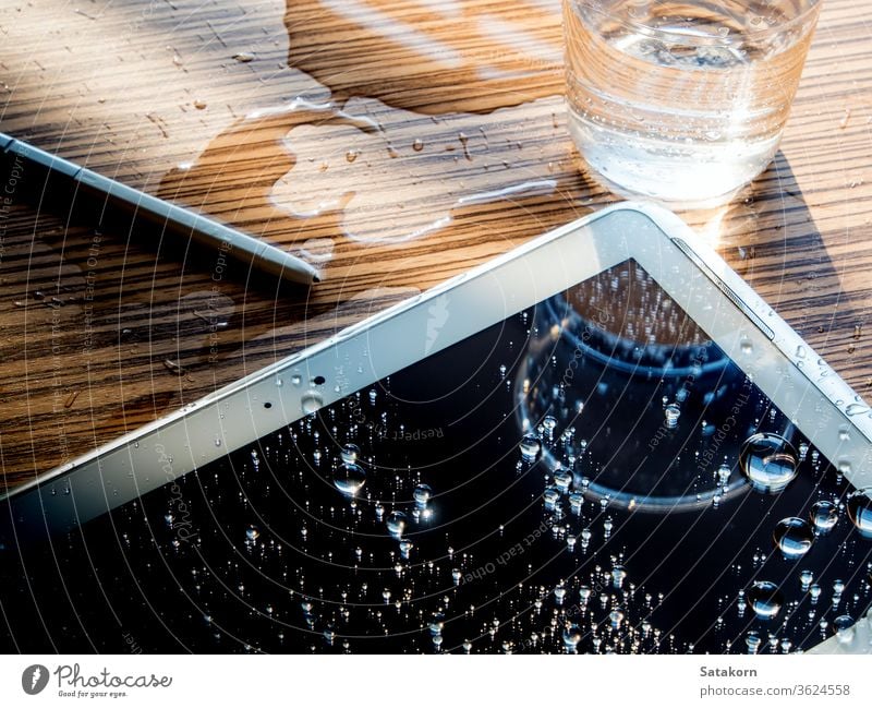 Wassertropfen auf dem Tablettenbildschirm verschütten Tropfen Bildschirm klug Telefon Mobile Zelle Smartphone Stock Farbe schwarz nass Textur alt Raum