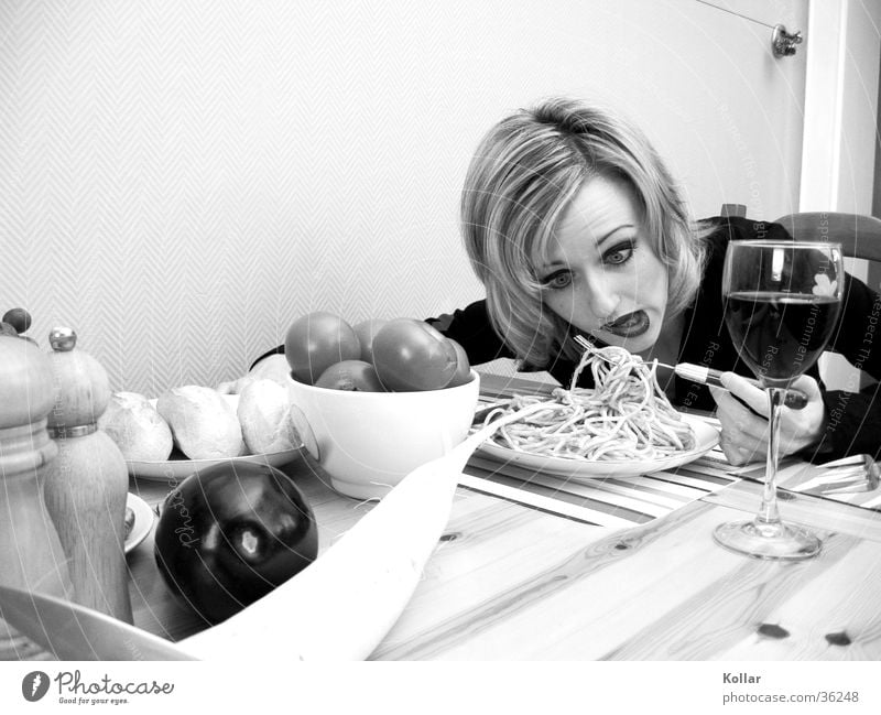 Esskultur 22 Mensch Ernährung Gift Tod Essen vergiftet Weinglas blond Frau Nudeln Schwarzweißfoto Gesichtsausdruck