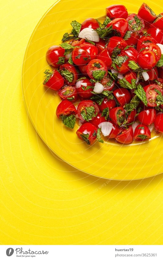 Hausgemachter Kirschtomatensalat mit frischen Zwiebeln, Minze, Olivenöl und Salz Gemüse Gesundheit Lebensmittel Kirsche Salatbeilage Tomaten Diät Blatt rot