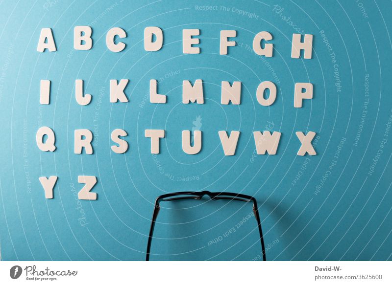 ABC Buchstaben lesen lernen Alphabet Brille analphabet Bildung Schule geordnet
