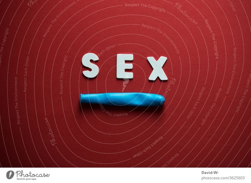 Sex - Wort mit Luftballon - Darstellung Kondom verhütung verhüten Geschlechtsverkehr die Luft ist raus wort lustig blau rot neutral Hintergrund neutral