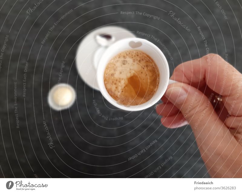 Espressogenuss Kaffee Tasse heiß Gedeckte Farben Vogelperspektive Hand crema Pause gemütlich
