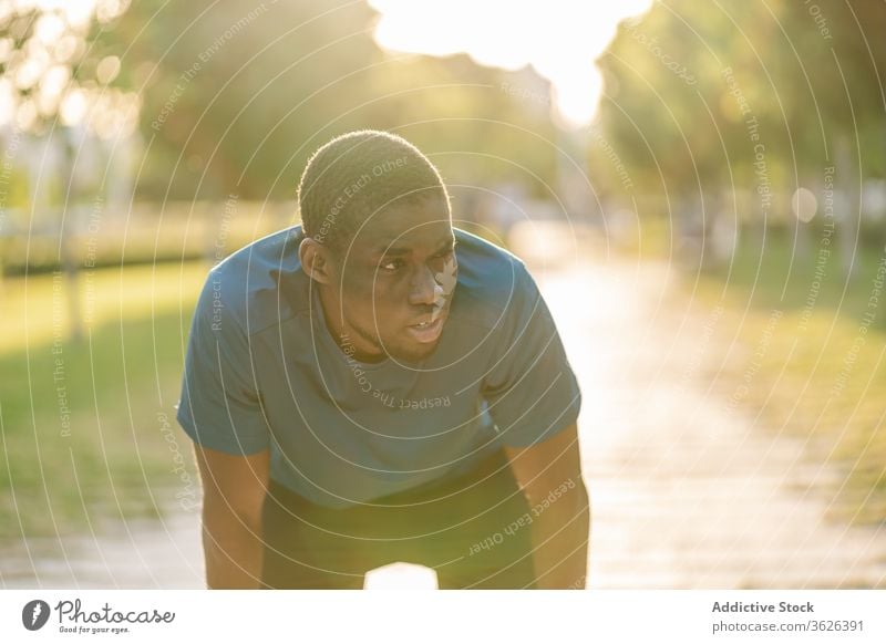 Schwarzer Mann läuft im Freien Afrikanisch joggen schwarz Training Fitness Sport Gesundheit Park Läufer aktiv passen Menschen Jogger Lifestyle Sommer männlich
