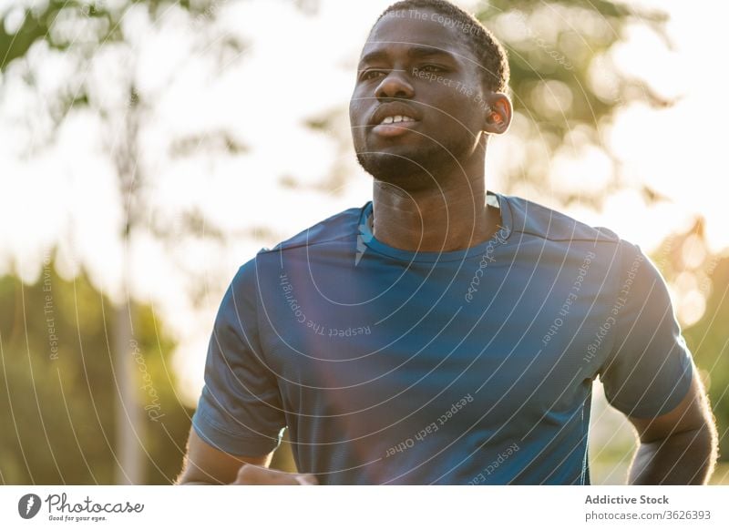 Schwarzer Mann läuft im Freien Afrikanisch joggen schwarz Training Fitness Sport Gesundheit Park Läufer aktiv passen Menschen Jogger Lifestyle Sommer männlich