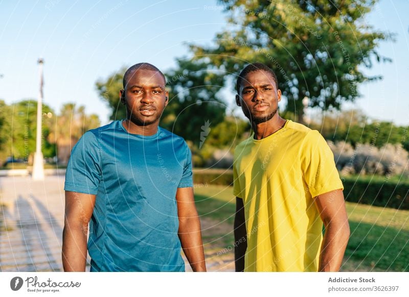 Zwei schwarze Männer beim Selbstmord Glück Park männlich im Freien Lächeln Afrikanisch Menschen jung Fröhlichkeit heiter Erwachsener Freunde Porträt Jugend